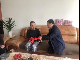 敦煌種業(yè)領導看望慰問公司老干部、老黨員及困難黨員職工